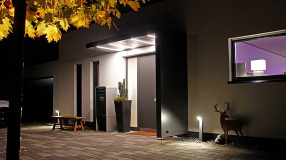 Modernes Aluminium Vordach mit LED-Beleuchtung