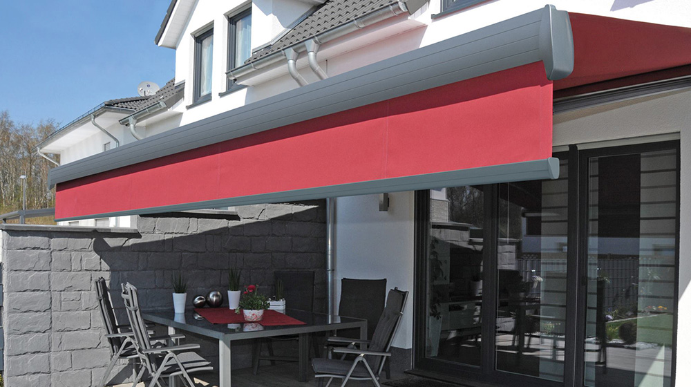Rote Markise mit ausgefahrenem Vario-Volant – eleganter Sicht- und Sonnenschutz auf Terrasse