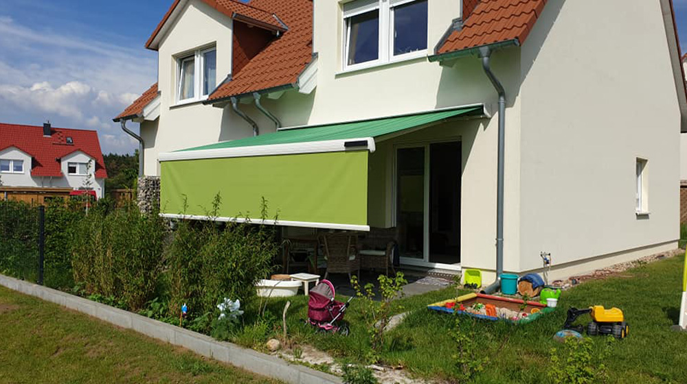Markise mit integriertem Volant – Schutz bei tiefstehender Sonne im Garten