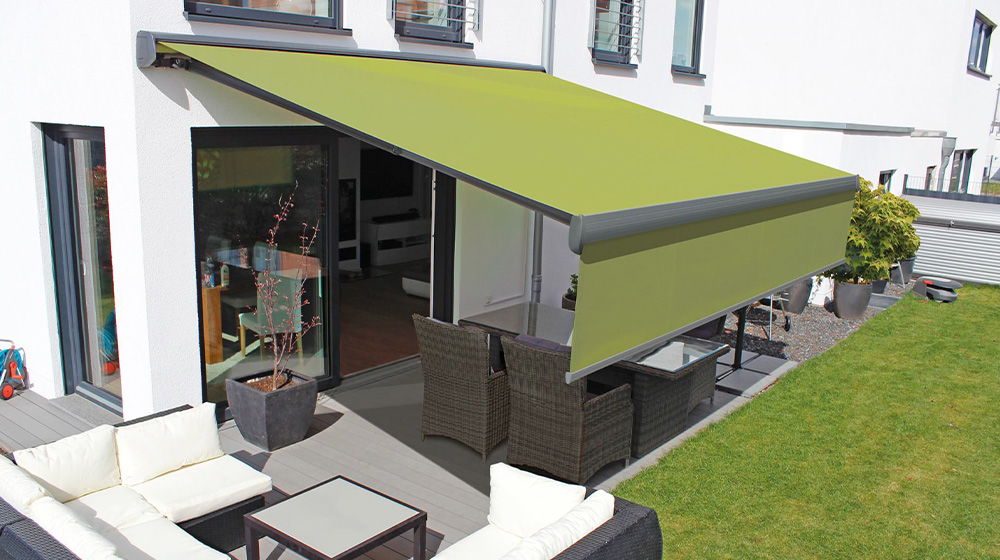 Markise mit ausgefahrenem Vario-Volant – effektiver Sonnen- und Sichtschutz auf Terrasse