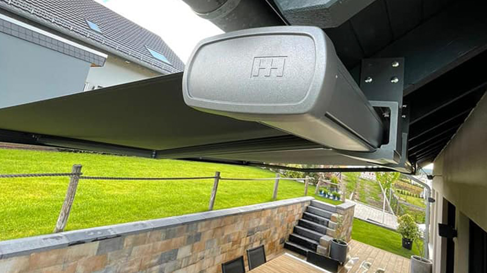 Moderne Vollkassettenmarkise über einer Terrasse mit Holzboden
