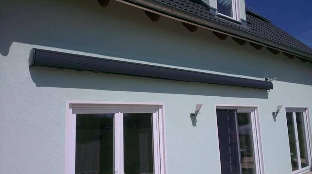 Geschlossene Gelenkarmmarkise über Terrasse – dezenter Sonnenschutz bei Nichtgebrauch