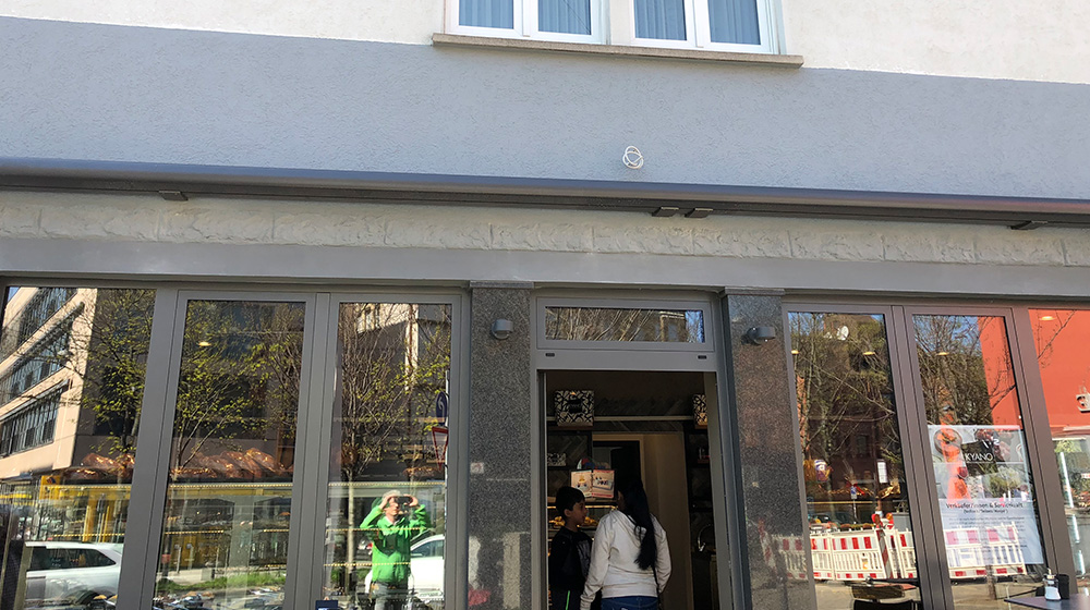 Vollkassettenmarkise über dem Schaufenster eines Geschäfts