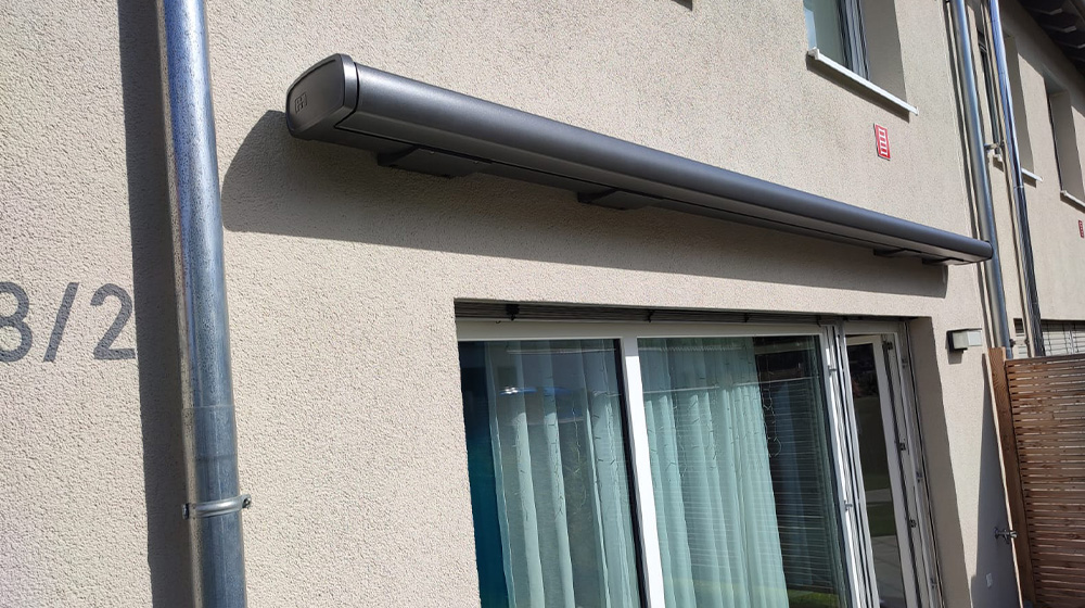 Geschlossene Vollkassettenmarkise an der Fassade