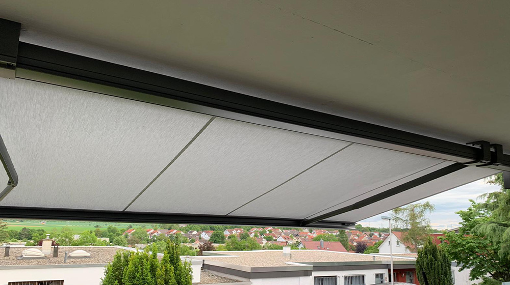 Hochwertige Vollkassettenmarkise mit modernem Design über einer Terrasse