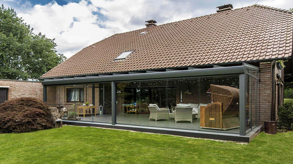 Modernes Terrassendach mit Glaswänden für geschützten Außenbereich bei jedem Wetter