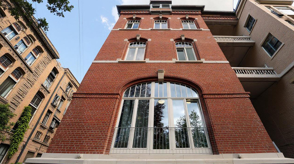 Kunststofffenster mit Sprossen in denkmalgeschützter Fassade