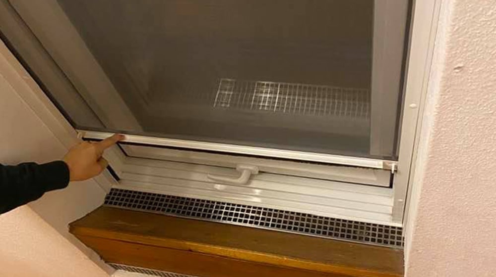 Geschlossenes Dachfenster mit Rolladen – Sicht- und Hitzeschutz im Innenbereich
