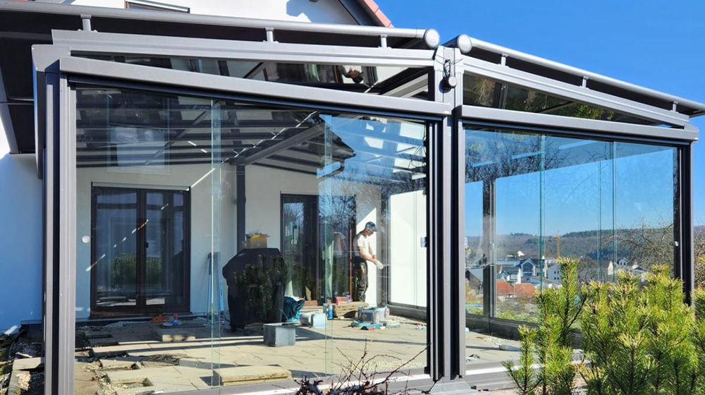 Montage eines modernen Kaltwintergartens mit Glas und Aluminiumkonstruktion