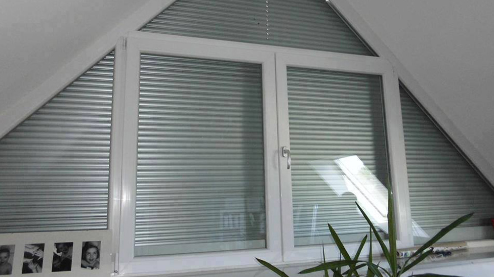 Dreieckiges Kunststofffenster mit Rollladen
