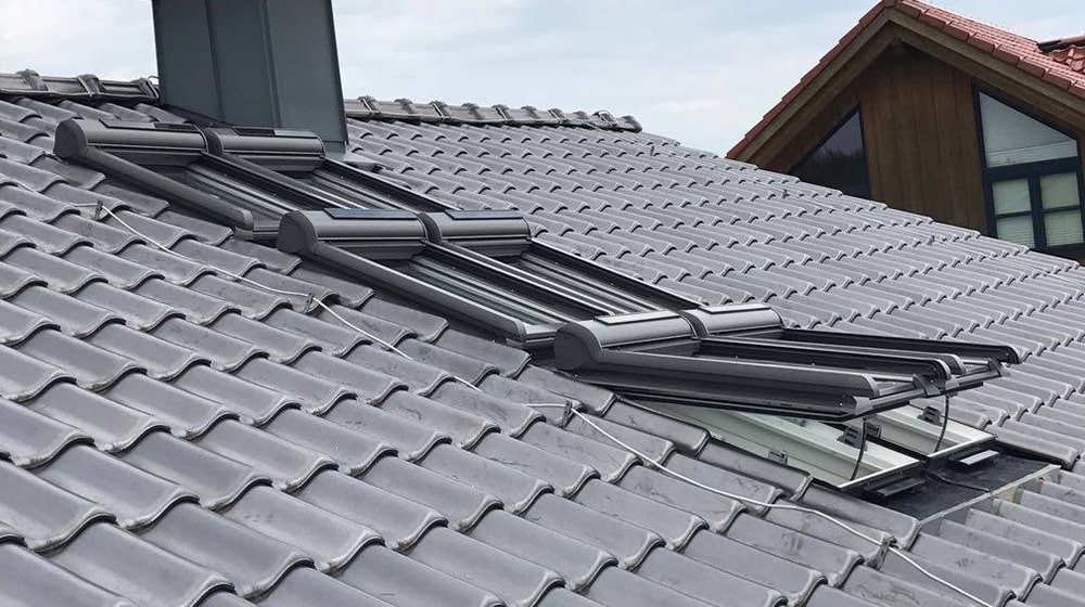 Dachfenstersystem mit Rolläden auf Ziegeldach – optimale Licht- und Wärmeregulierung