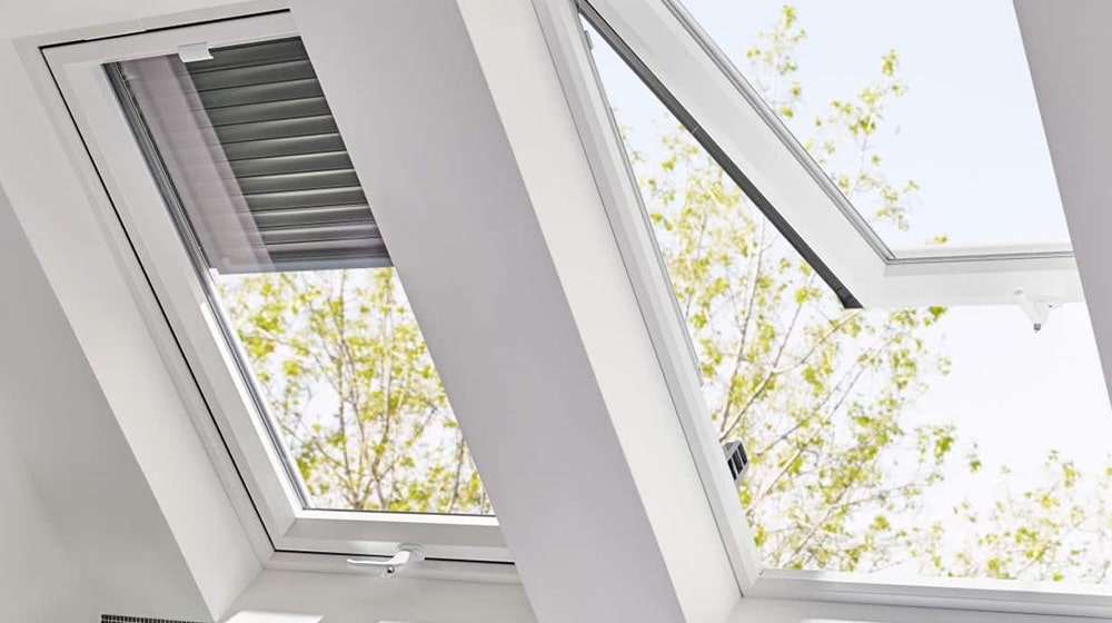 Zwei geöffnete Dachfenster mit Rolladen – Helle, gut belüftete Dachräume
