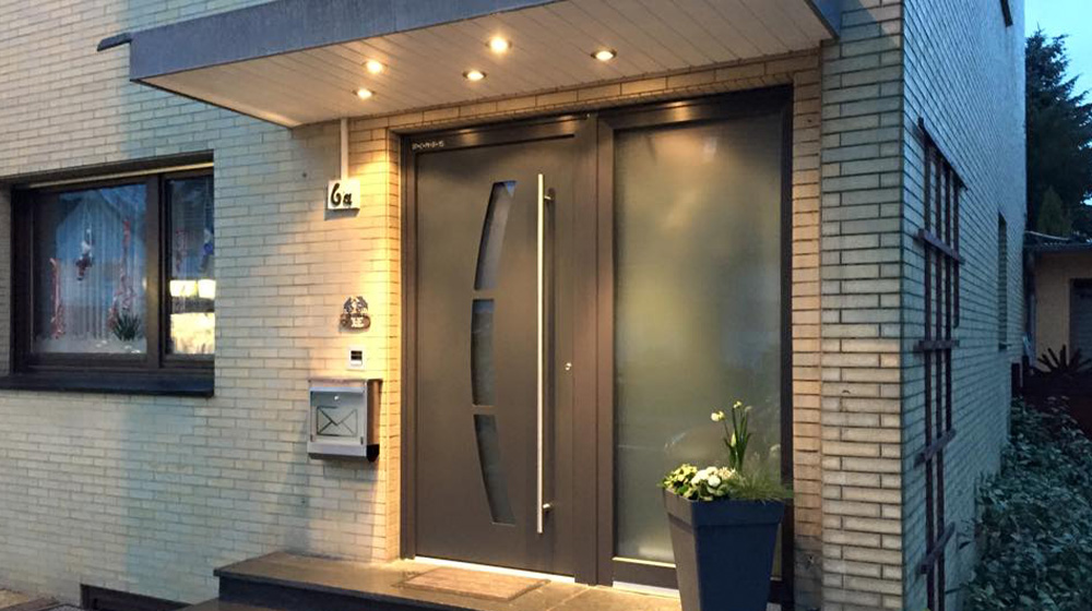 Graue Aluminium-Haustür mit Glaselement und LED-Beleuchtung