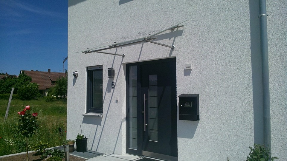 Haustür mit Glasvordach und Seitenteil in modernem Design