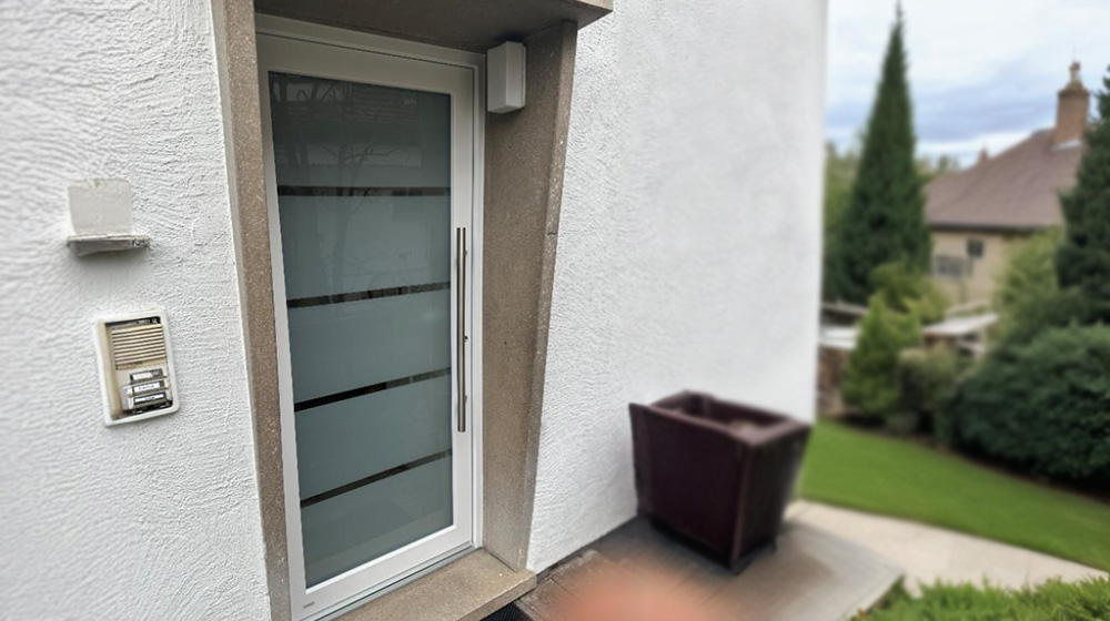 Moderne Haustür mit Edelstahlgriff und satiniertem Glas – Maßgefertigte Bauelemente in Ludwigsburg