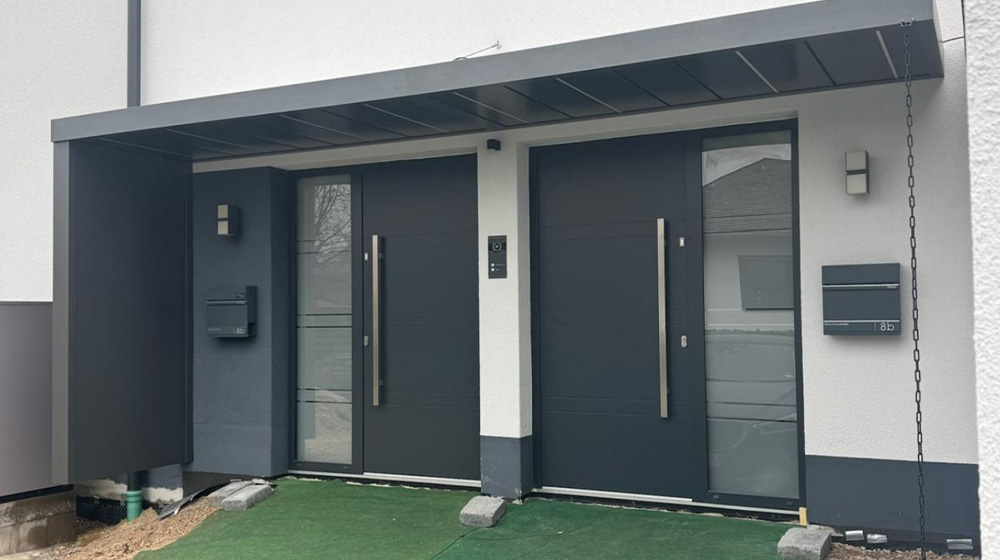 Zweifamilien-Haustüren in Anthrazit mit Seitenteilen aus Glas