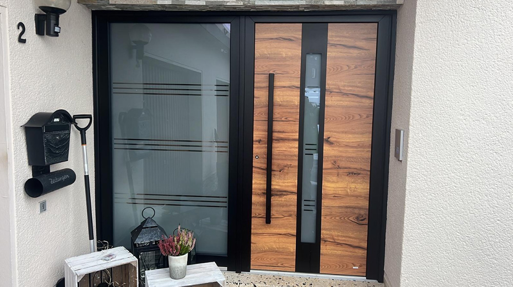 Haustür in Holzoptik mit Seitenteil aus Glas