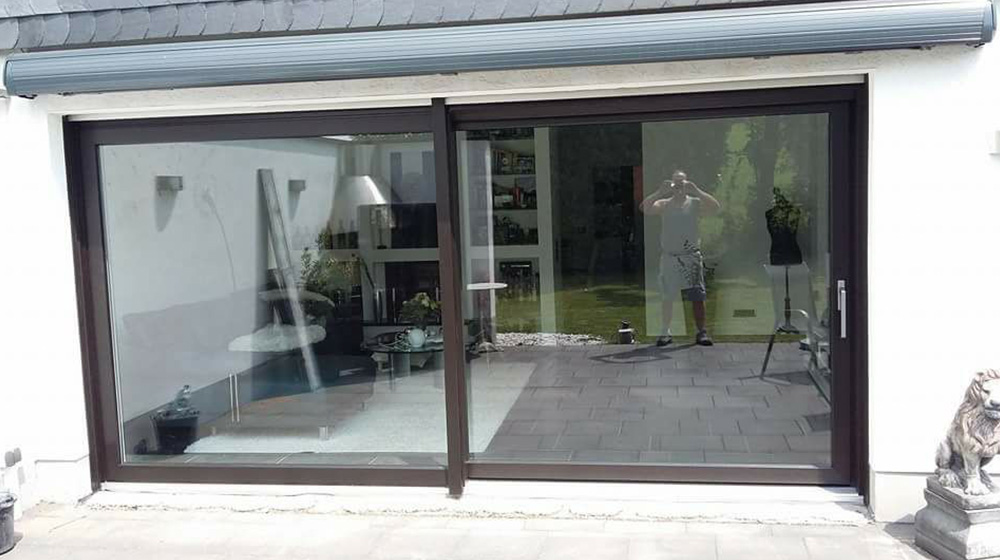 Große Kunststoff-Schiebetür mit Wärmeschutzverglasung