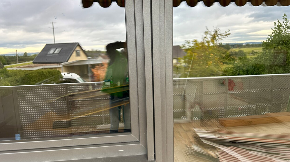 Detailansicht eines modernen Kunststofffensters mit Spiegelung