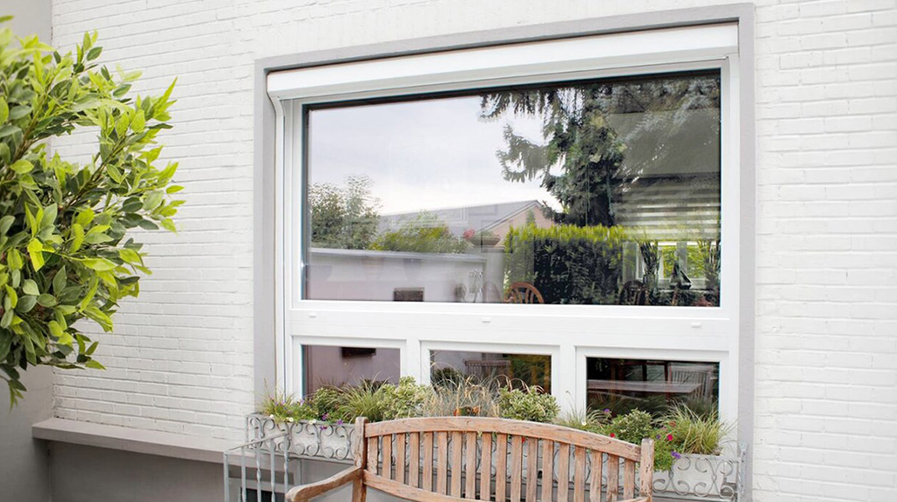 Kunststofffenster mit Dreifachverglasung und Blumentrog
