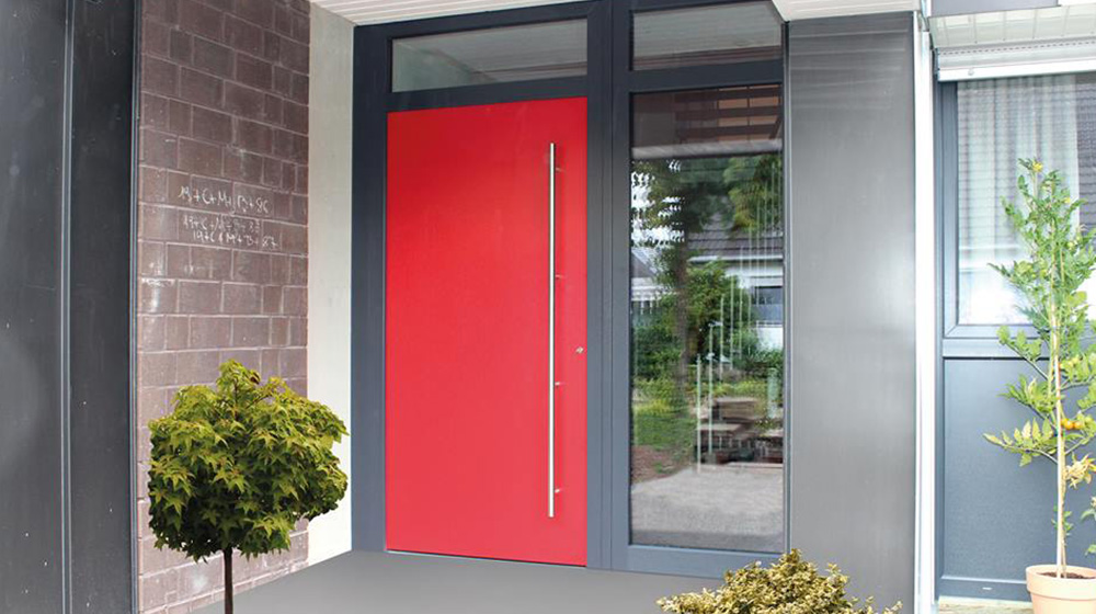 Moderne rote Haustür mit Glasseitenteil in Anthrazit