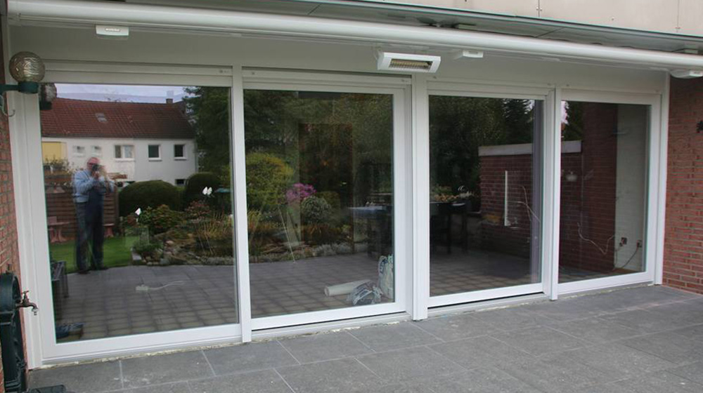 Große Kunststofffenster mit Blick auf Garten