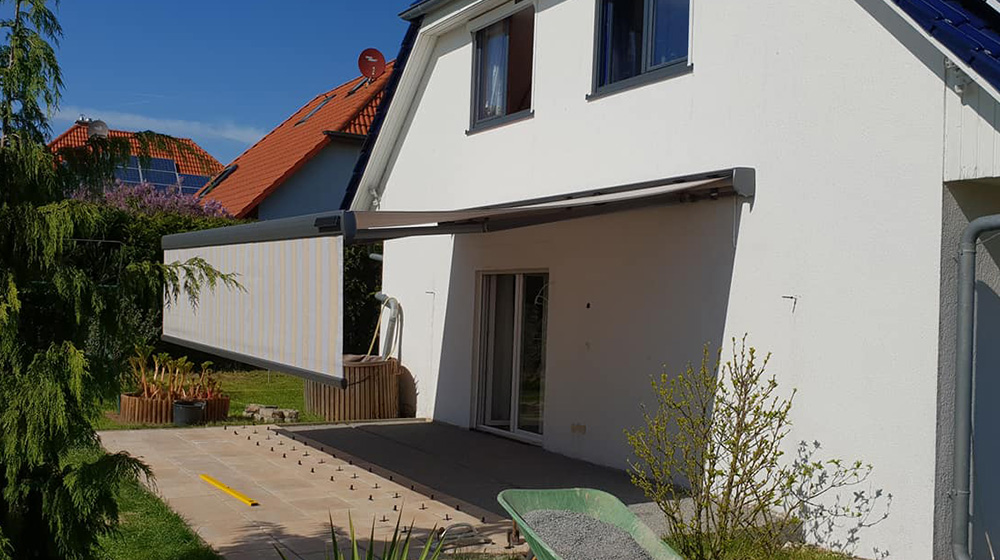 Markise mit seitlichem Vario-Volant – idealer Schutz vor tiefstehender Sonne