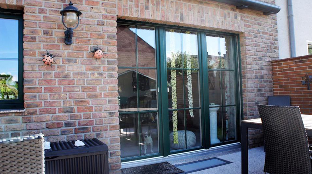 Grünes Kunststofffenster mit Sprossen im Landhausstil