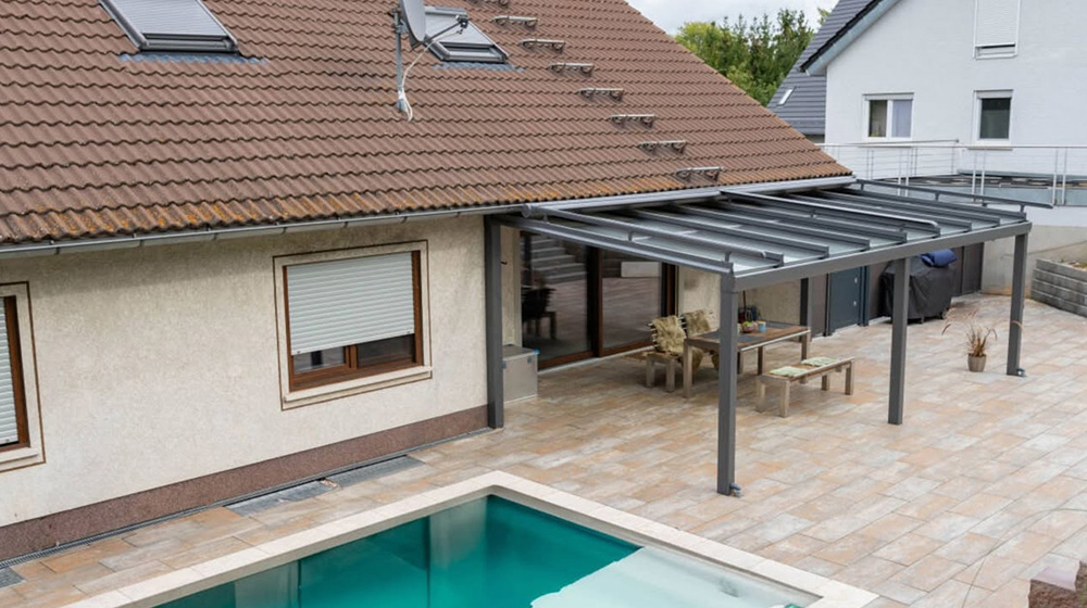 Modernes Terrassendach aus Aluminium am Haus mit Pool im Außenbereich