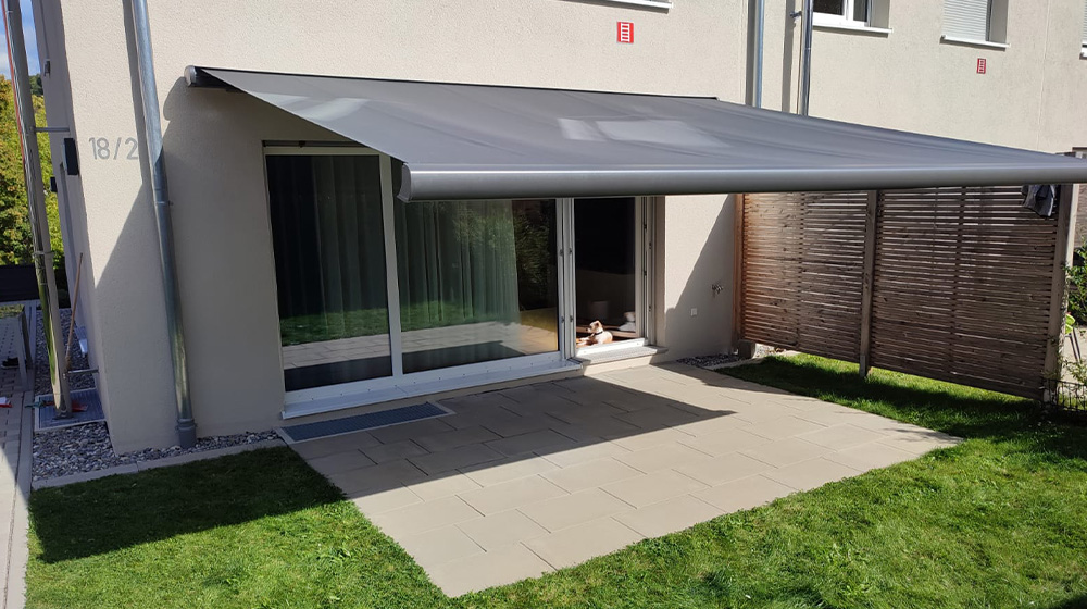 Große Vollkassettenmarkise über einer Terrasse