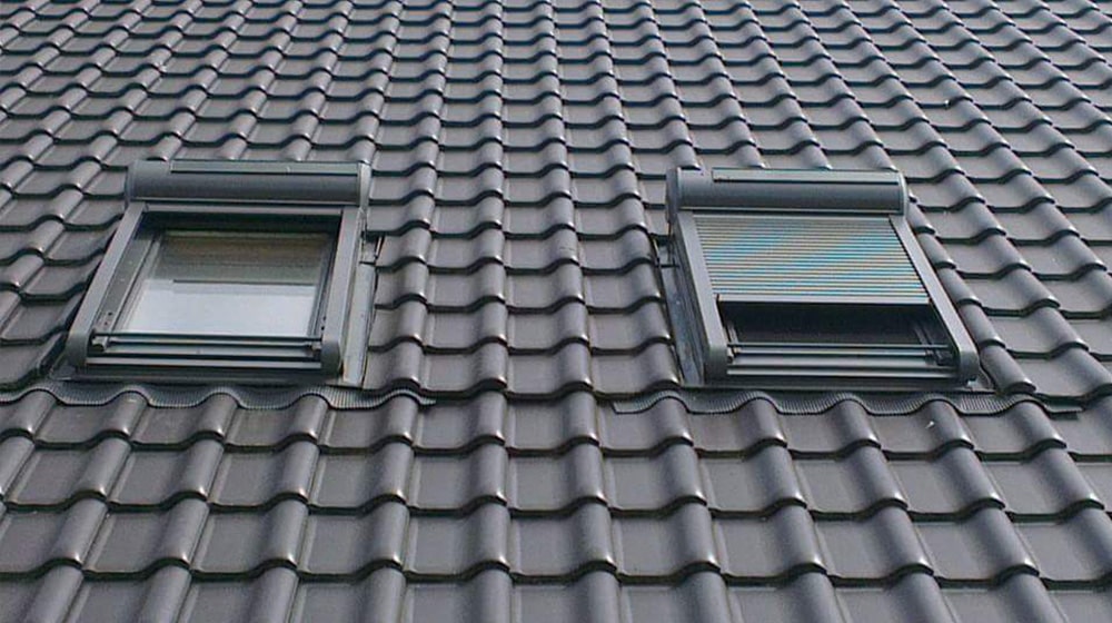 Zwillings-Dachfenster mit Rolläden auf Ziegeldach – Sicht- und Wärmeschutz kombiniert